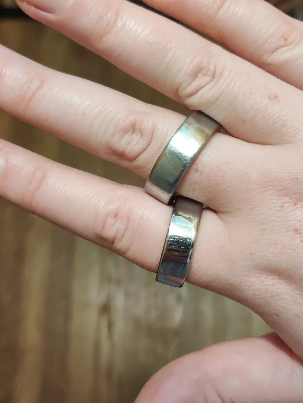 Silver Oura Ring Generation 4 Size 12 and charging base